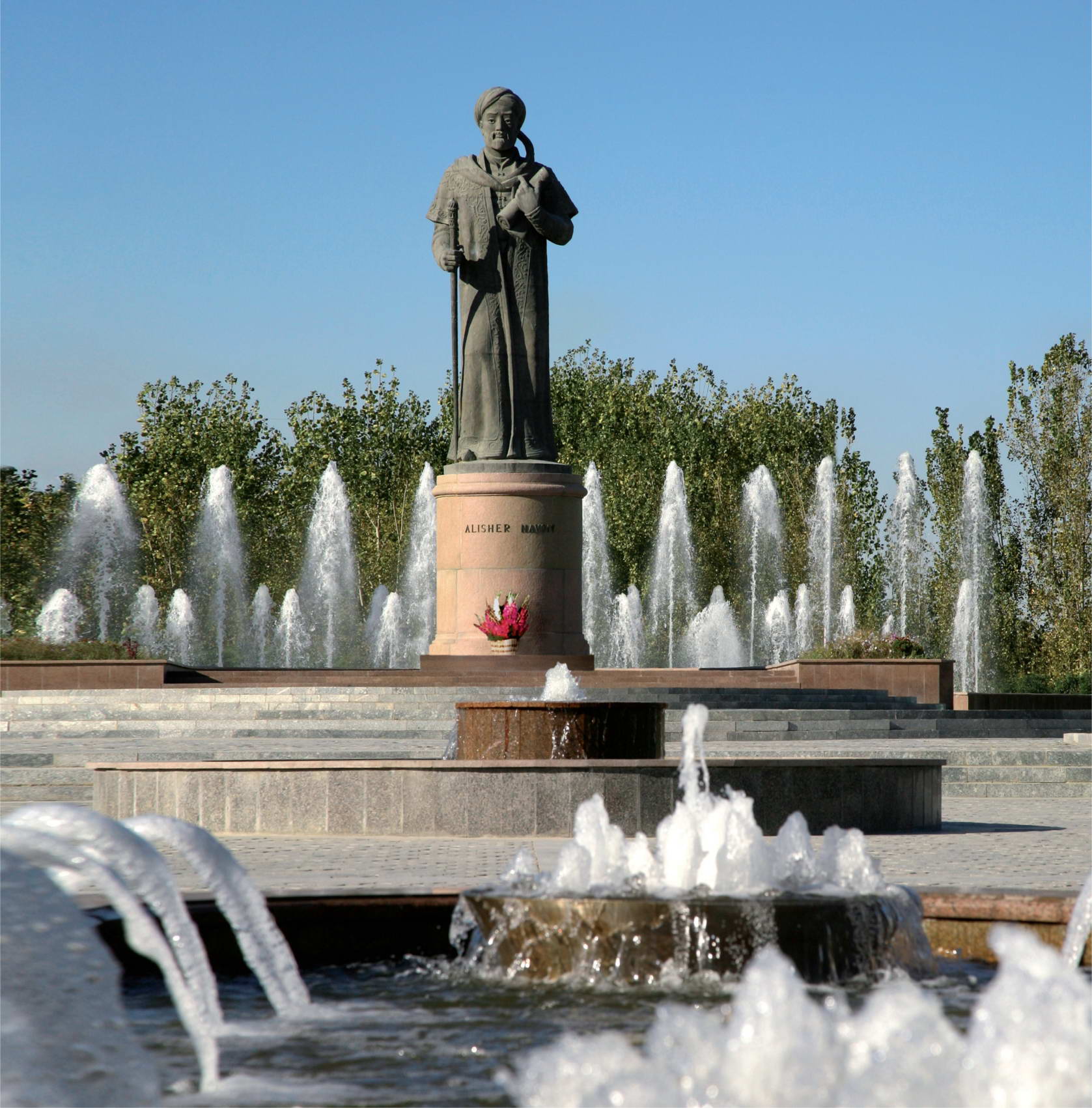 Г навой узбекистан. Памятник Алишеру Навои. Навои город в Узбекистане. Статуя Алишера Навои в Ташкенте.